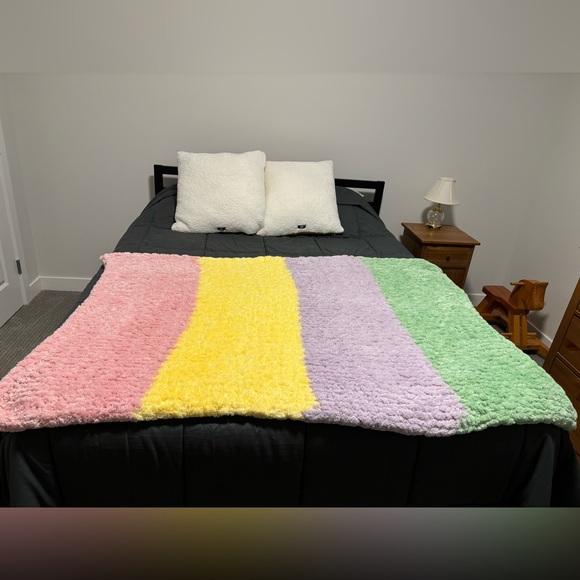 Handmade Multicoloured Chunky Blanket - Picture 3 of 3